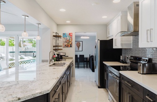 Tropic Palms House | VIP Luxury- Great Pool/Jacuzzi- 5 Beds -By the Beach -Resort amenities