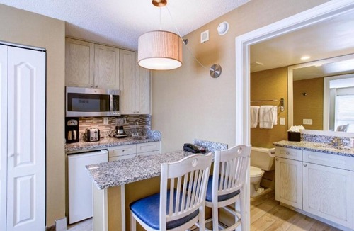 Northeast Virginia Beach Villa | Virginia Beach | City View Retreat | Pool & Beach | 1BR