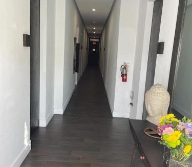 Northeast Miami Apartment | Vive Zen Queen Room