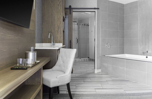 Downtown Niagara Falls Hotel | voco Niagara Falls - The Cadence by IHG