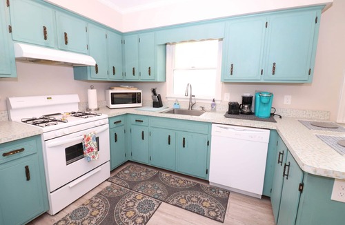 Town Bank House | VRBO Premier Host Listing *Large*New*Clean* Modern*Spacious*