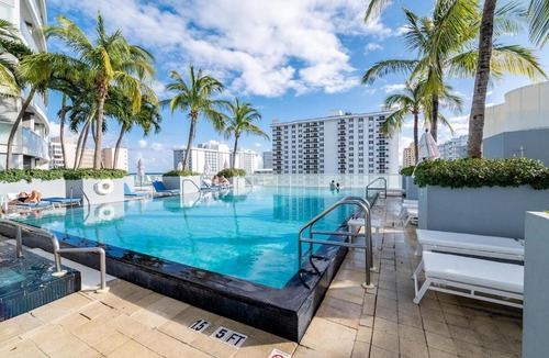 Central Beach Apartment | W Fort Lauderdale Corner Unit with Ocean View and Resort Access - 2BR 2BA