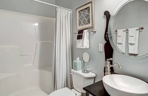 Reva Apartment | WALDEN HALL ESTATE - EMERSON POOL SUITE APARTMENT