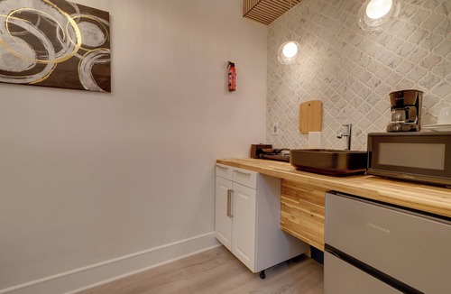 Bellepoint Apartment | Walk Downtown! Hinton Historic District Studio