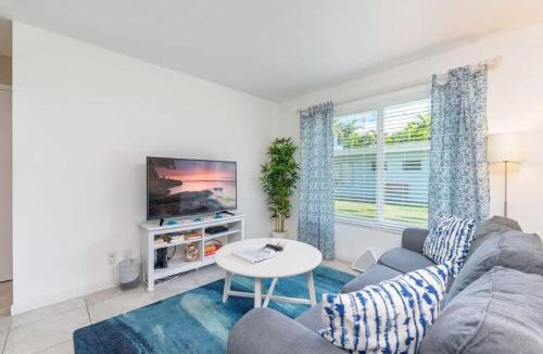 Santa Barbara Estates Apartment | Walk Pompano Beach From Our Cozy One Bedroom Apt