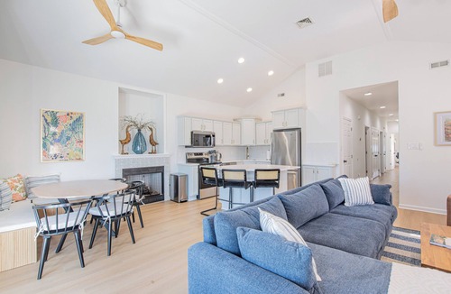 North End House | Walk to beach and shops! 3BR/2BA, sleeps 10, Pet Friendly, linens included