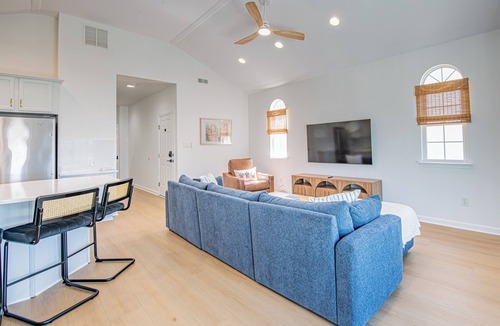 North End House | Walk to beach and shops! 3BR/2BA, sleeps 10, Pet Friendly, linens included