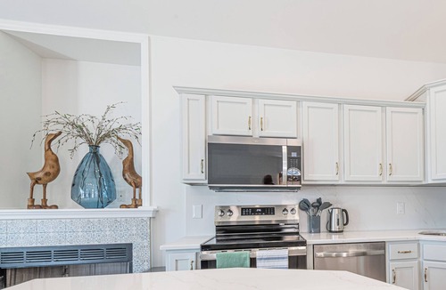 North End House | Walk to beach and shops! 3BR/2BA, sleeps 10, Pet Friendly, linens included