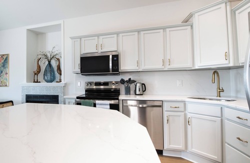 North End House | Walk to beach and shops! 3BR/2BA, sleeps 10, Pet Friendly, linens included