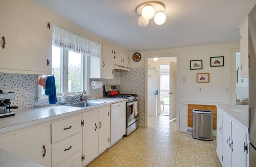 West Chatham House | Walk to Beach: Chatham Gem w/Ocean-View Sunroom!