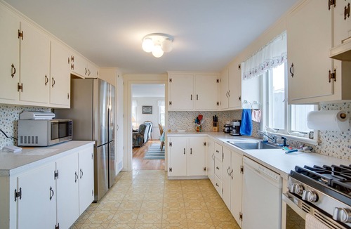 West Chatham House | Walk to Beach: Chatham Gem w/Ocean-View Sunroom!