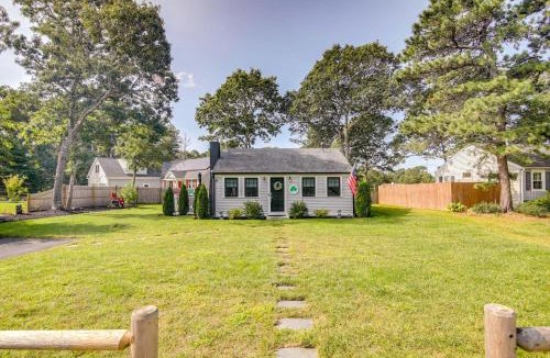 South Dennis House | Walk to Beach: Dennis Family Cottage w/Deck!