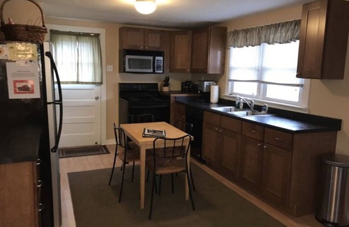 Villas House | Walk to Beach! Dog Friendly! Nicely Renovated Cottage. Close to Cape May. WiFi!