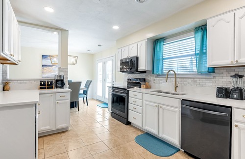 Bayview House | Walk to Beach! Fully Updated with a Hot tub!