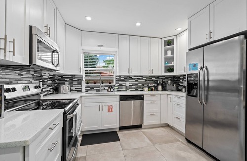 Bel Air House | Walk to Beach | Heated Pool | Sleeps 10