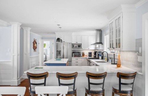 West Chatham House | Walk to Beach, Heated pool, AC, WiFi, modern coastal decor, dog friendly