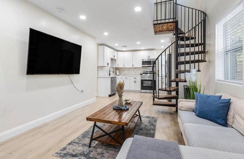 Briny Breezes House | Walk to Beach - Tropical Yard with Putting Green Villa