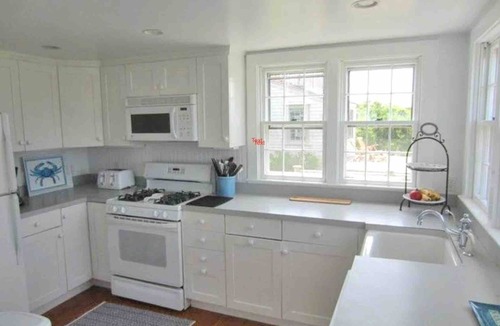 Nantucket Cottage | Walk to Cisco/Charming cottage and garage apt on Hummock Pond