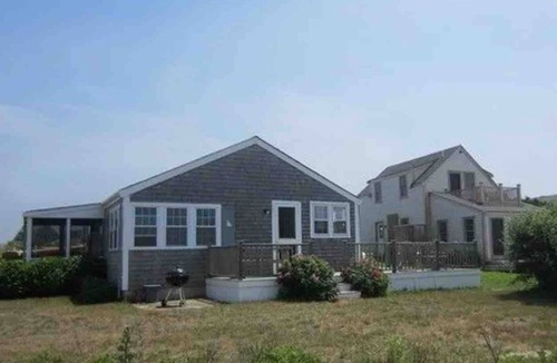 Nantucket Cottage | Walk to Cisco/Charming cottage and garage apt on Hummock Pond