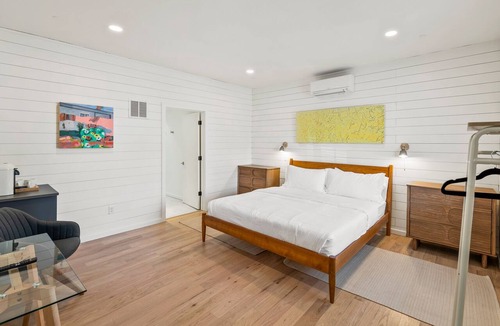 North Downtown Hotel | Walk to Downtown! Rose Jean Boutique Hotel Room 1