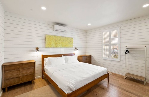 North Downtown Hotel | Walk to Downtown! Rose Jean Boutique Hotel Room 1