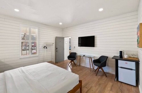 North Downtown Hotel | Walk to Downtown! Rose Jean Boutique Hotel Room 1