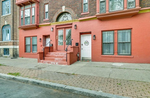Albany Apartment | Walk to Downtown Albany: Ten Broeck Triangle Apt!