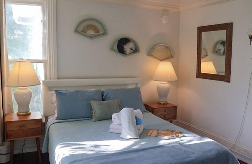 Downtown Niagara Falls Bed & Breakfast | Walk to Everything - Bay Window Room