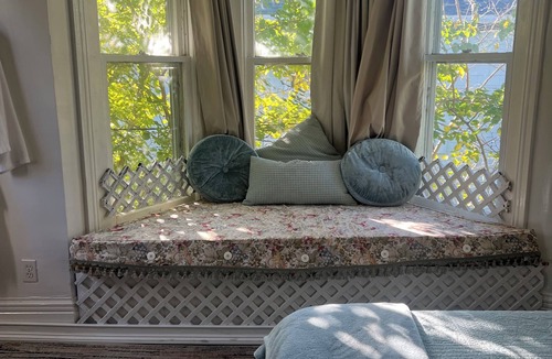 Downtown Niagara Falls Bed & Breakfast | Walk to Everything - Bay Window Room