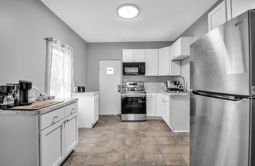 Downtown Niagara Falls House | Walk to Falls & Casino丨 Newly Renovated 丨 King Bed 丨 Pet Friendly丨Smart Toilet