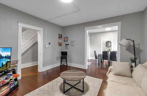 Downtown Niagara Falls House | Walk to Falls & Casino丨 Newly Renovated 丨 King Bed 丨 Pet Friendly丨Smart Toilet
