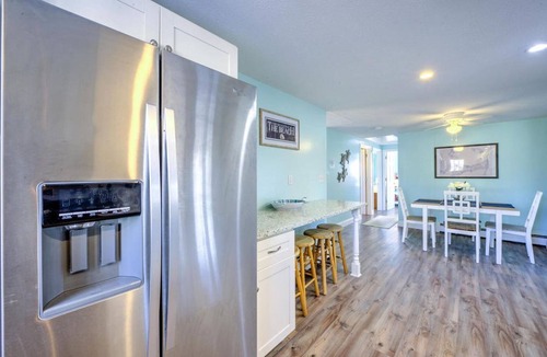 West Dennis House | Walk to family friendly beach in West Dennis!