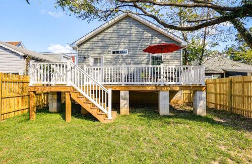 Chestertown House | Walk to Historic Chestertown: Dog-Friendly Retreat