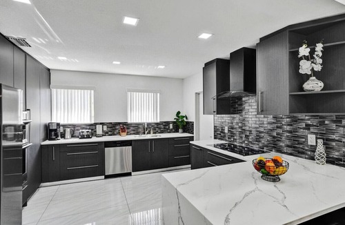 Hollywood Lakes Villa | Walk to Hollywood Beach Stylish 5BR and 4BA Villa