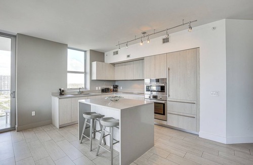 Hallandale Beach Apartment | Walk to Hollywood Beach: Upscale 16th-floor Condo