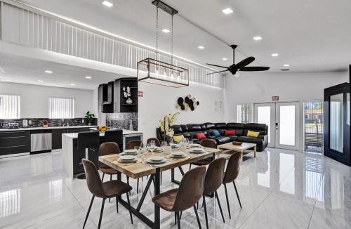 Hollywood Lakes Villa | WALK to Hollywood Beach Stylish 5BR and 4BA Villa
