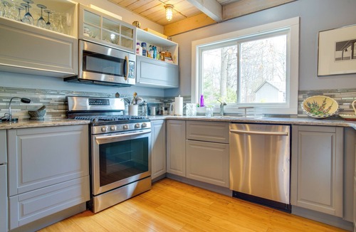 Mashpee House | Walk to John's Pond! Family-Friendly Mashpee Home