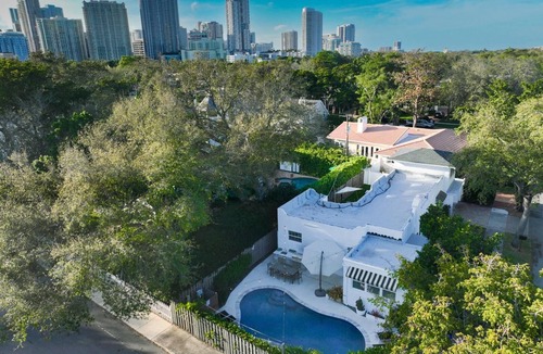 Downtown Fort Lauderdale Villa | Walk to Las Olas, sleeps 8 with beautiful pool and backyard!
