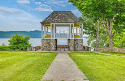 Schroon Lake Apartment | Walk to Main St & Schroon Lake! Cozy Upstate Gem