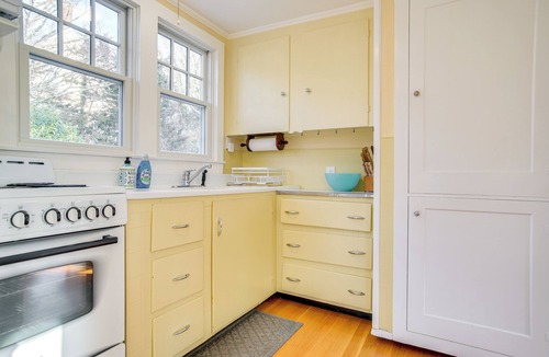 Monument Beach Cottage | Walk to Monument Beach: Cape Cod Cottage w/Grill