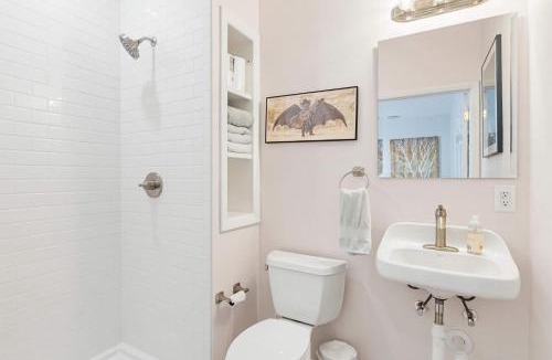 Homewood Apartment | Walk to Navy Stadium Private Studio w Parking