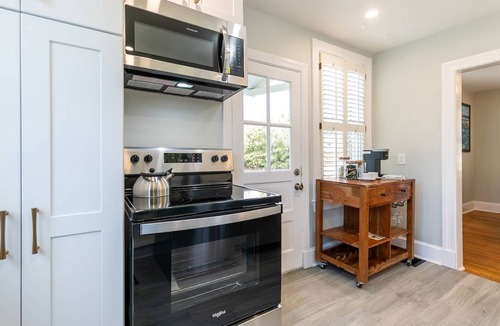 West Annapolis House | Walk to Navy stadium and restaurants from Captain’s Crossing Cape with Private deck and backyard