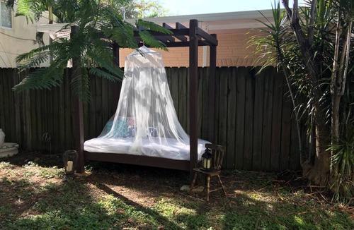 Little Havana Cottage | Walk to Restaurants and Shops + Free parking