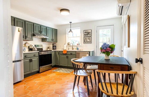 Eastport Apartment | Walk to Shops & Dining from Dog-Friendly Apartment w Parking & Private Backyard