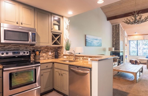 Wintergreen Condo | Walk to Summer Music Festival: WTG Retreat Among the Trees