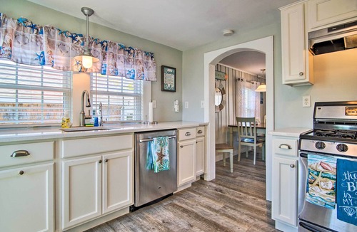 Wareham Center Cottage | Walk to Swift's Beach! Classic Cottage w/Deck
