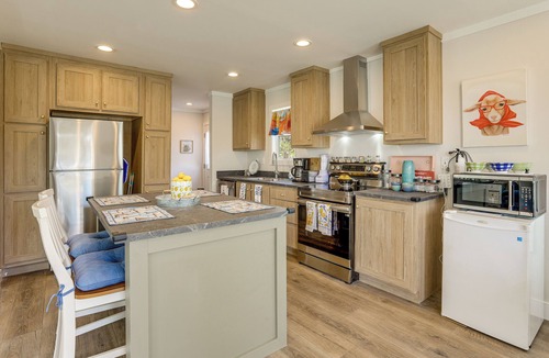 Stumpy Point Cottage | Walk to the Bay! Getaway Near Alligator River