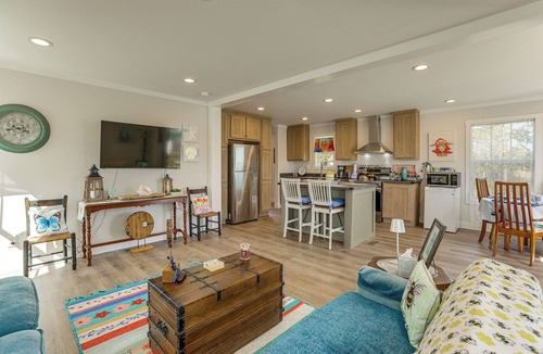 Stumpy Point Cottage | Walk to the Bay! Getaway Near Alligator River