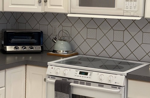 West Hyannisport House | WALK TO THE BEACH LUXURY VACATION CENTRAL AIR, KG BEDS, IDEAL FOR LONG STAYS.
