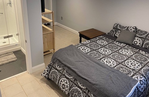 Braintree Apartment | Walk to the commuter rail from this pet friendly one bedroom apartment